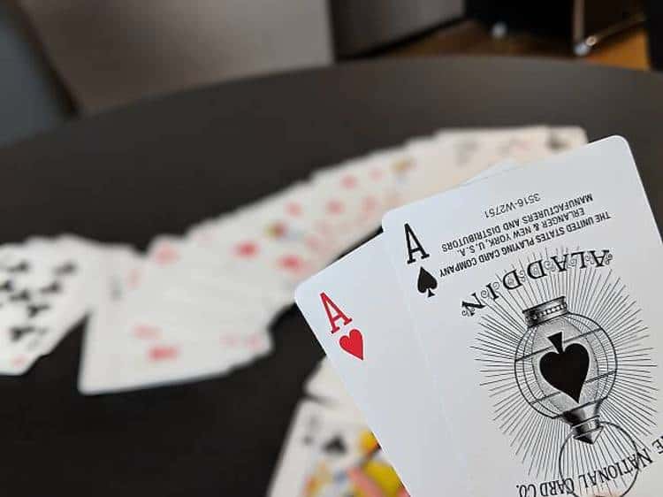 Tim hieu ve mot so cach choi chi tiet doi voi tua game Blackjack
